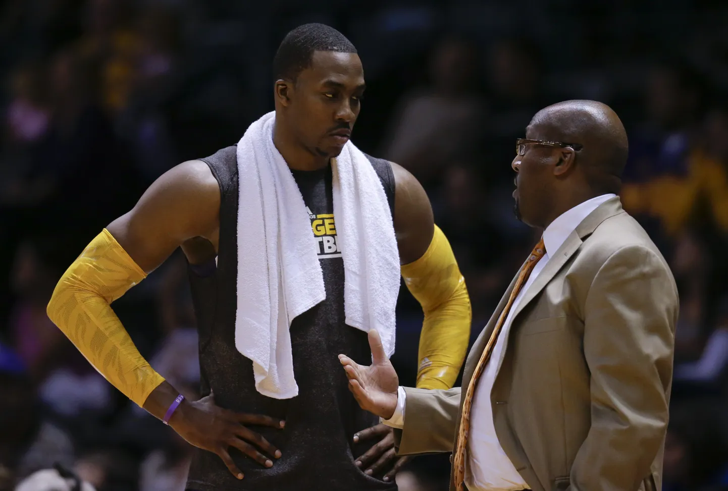 Los Angeles Lakersi mängija Dwight Howard vestleb peatreener Mike Browniga.