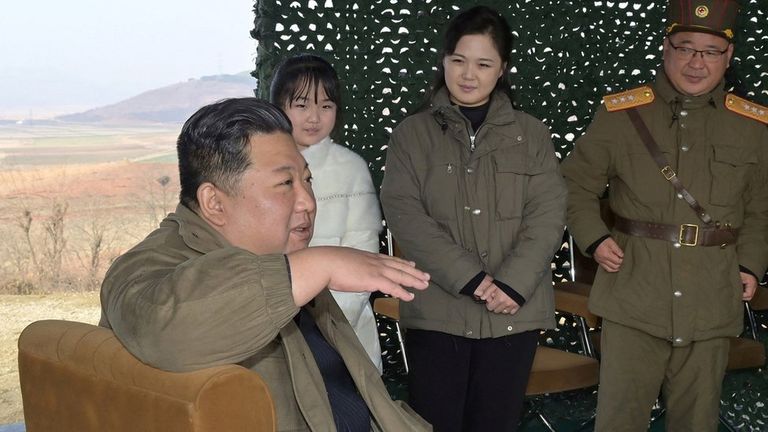 Ким Чен Ын с женой и дочерью