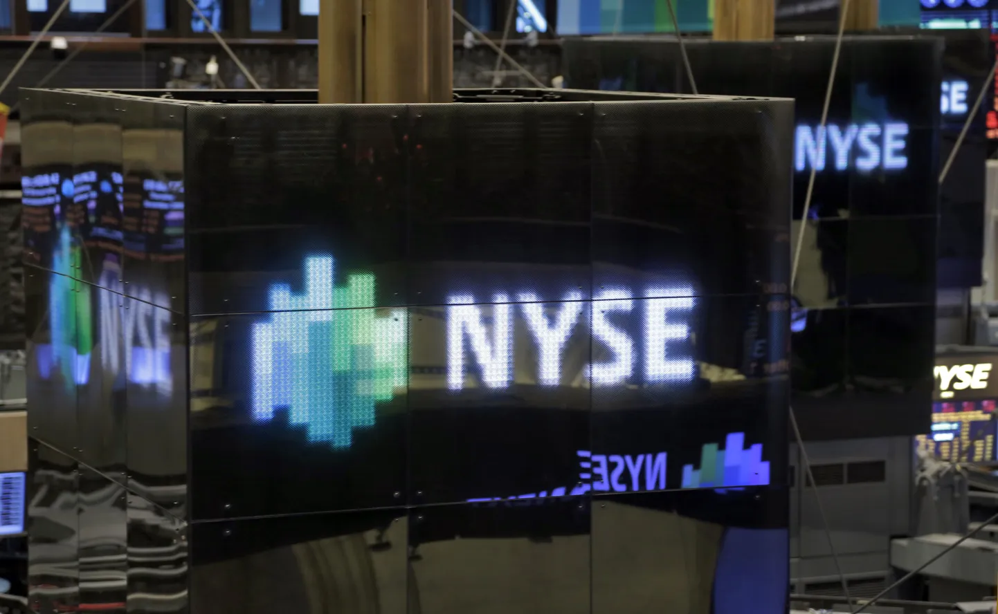 New Yorgi börsi logo börsi kauplemispõrandal.