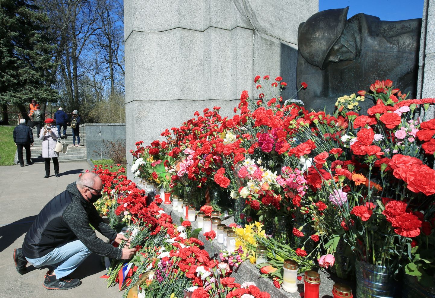 У памяника в парке Раади захоронены около 300 человек.