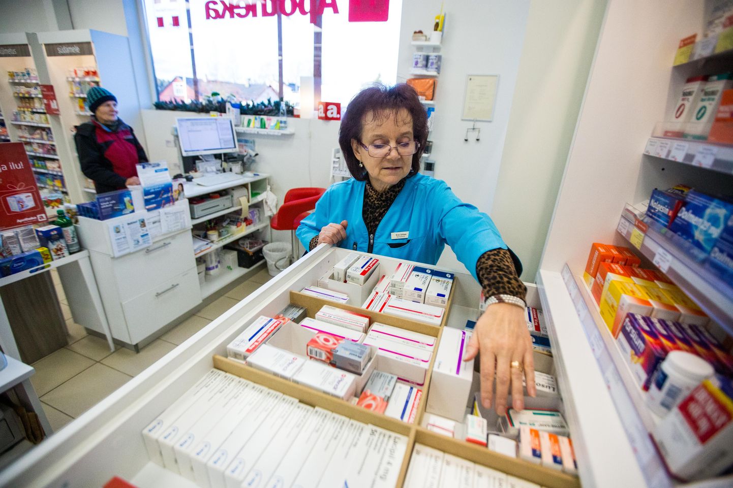 Ravimit müües kontrollib apteeker, kas süsteemis olev teave vastab pakendil olevale turvakoodile.