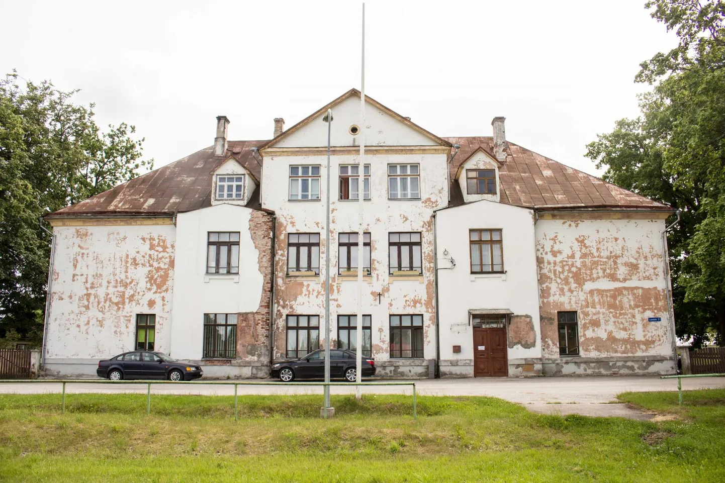 Valgas aadressil Lembitu 2 asuvas hoones tegutsevad teiste seas toidupank ja motoklubi.