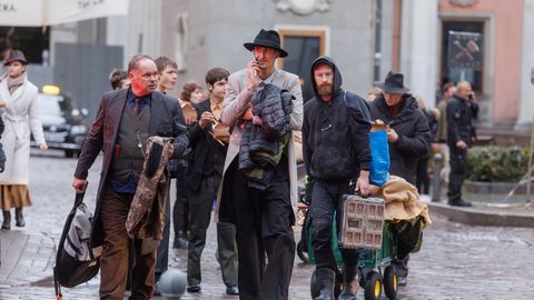 GALERII ⟩ Hobuvankrid, vanad autod ja 150 osalist: India filmimeeskond on muutnud Tallinna vanalinna Londoniks