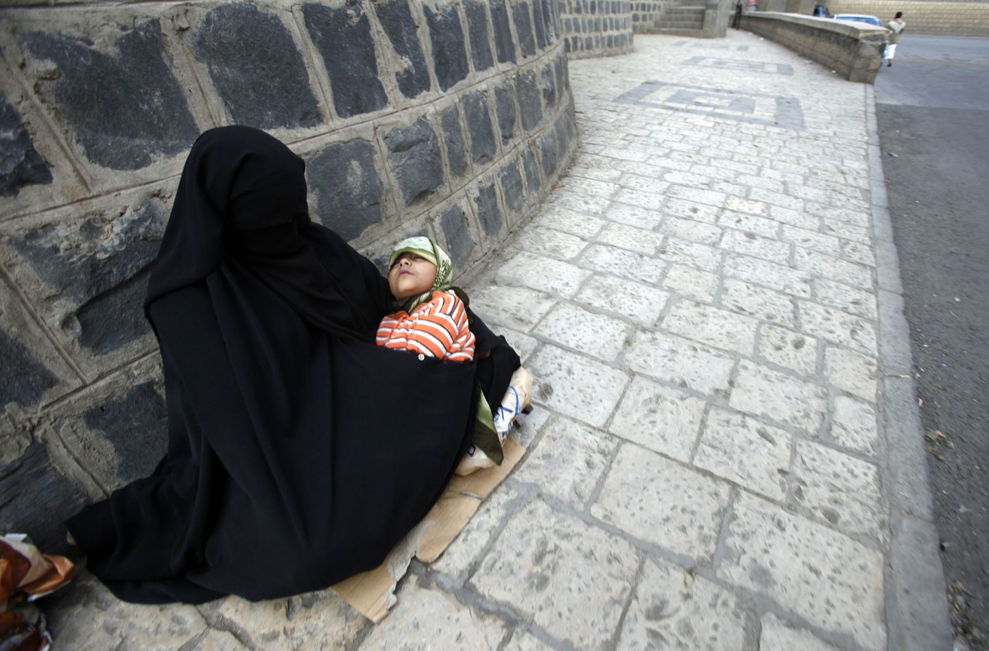 Jeemeni naine kerjamas pealinna Sanaa tänaval.