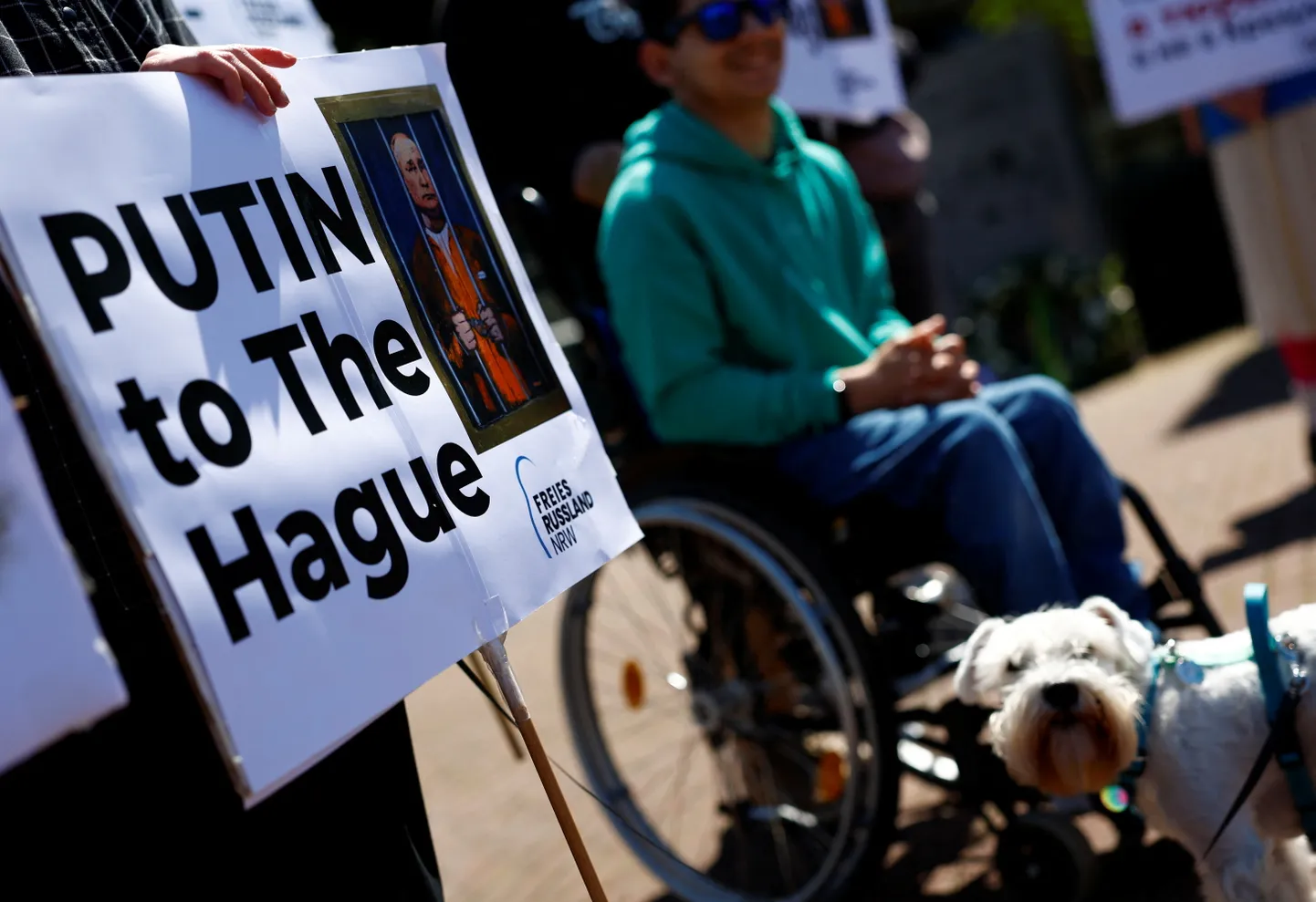 Kevadine protest Haagi Rahupalee ees, kus nõutakse Vladimir Putini kui sõjakurjategija astumist Haagi rahvusvahelise tribunali ette.