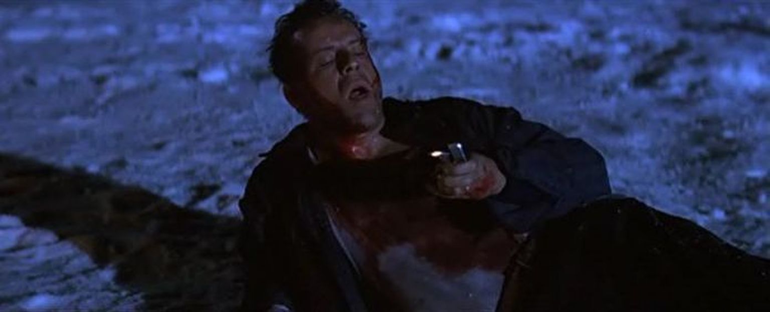 Stseen filmist «Die Hard 2». Pildil Bruce Willis John McClane'i rollis