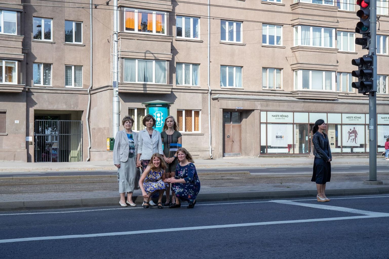 Ehvertite perekond ja Kairit Kuusmann kogunesid 30 aastat hiljem Tallinna Pärnu maanteele samasse kohta, kus nad ka Balti ketis seisid. Pildil on üleval vasakult: Evi Soo, Tiia Ehvert, Marilis Ehvert ja Kairit Kuusmann. Nende ees kükitavad originaalfotol lapsevankris olnud kaksikud Kristina Ehvert ja Kätlin Ehvert.