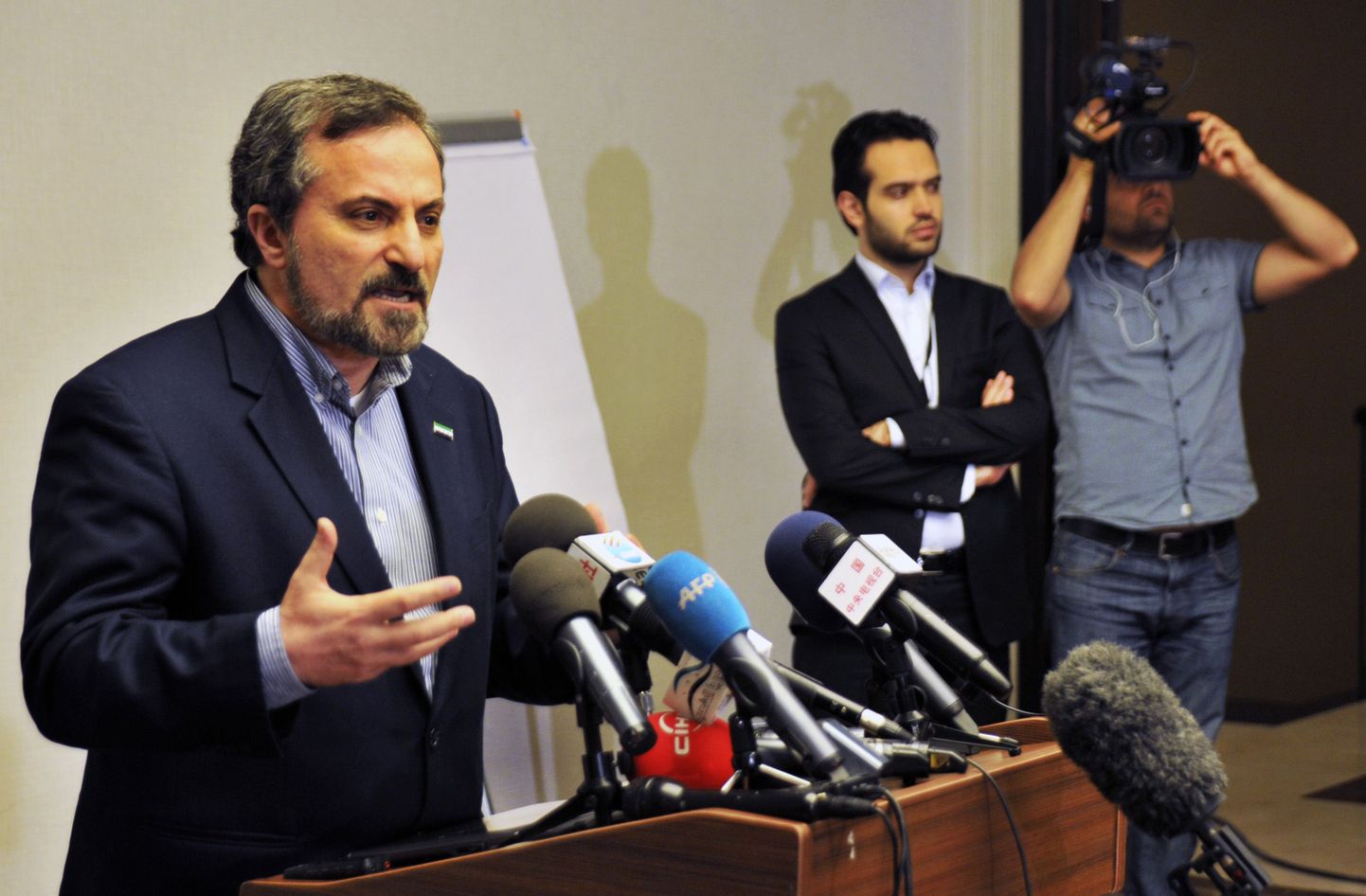 Süüria Rahvusliku Koalitsiooni esindaja Louay al-Safi (vasakul) pühapäevasel pressikonverentsil Türgis Istanbulis.