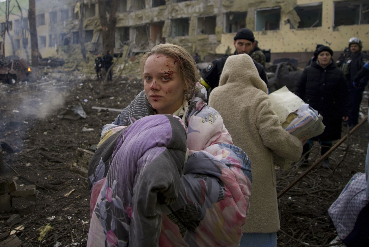 Mariana Vishegirskaya Mariupoli sünnitushaigla juures pärast selle pommitamist 9. märtsil. Naine on pärast seda toonud teises haiglas ilmale tütre.