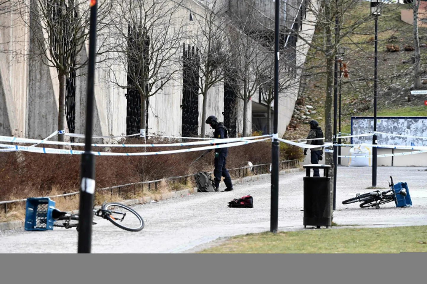 Mullu sai Stockholmi eeslinnas Vårby Gårdis surma jalgrattur, kes pidas maast leitud granaati mänguasjaks ja hukkus.