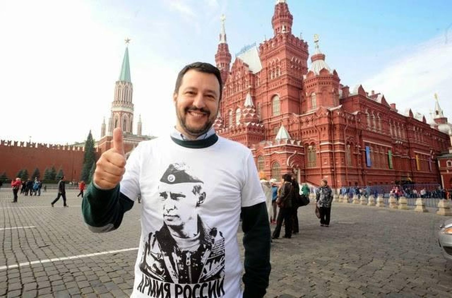 Vladimir Putini pildiga T-särki kandev Itaalia Liiga juht Matteo Salvini Moskvas Punasel väljakul. Sotsiaalmeediafoto ajas nurja Salvini kosjaskäigu Poolas. 