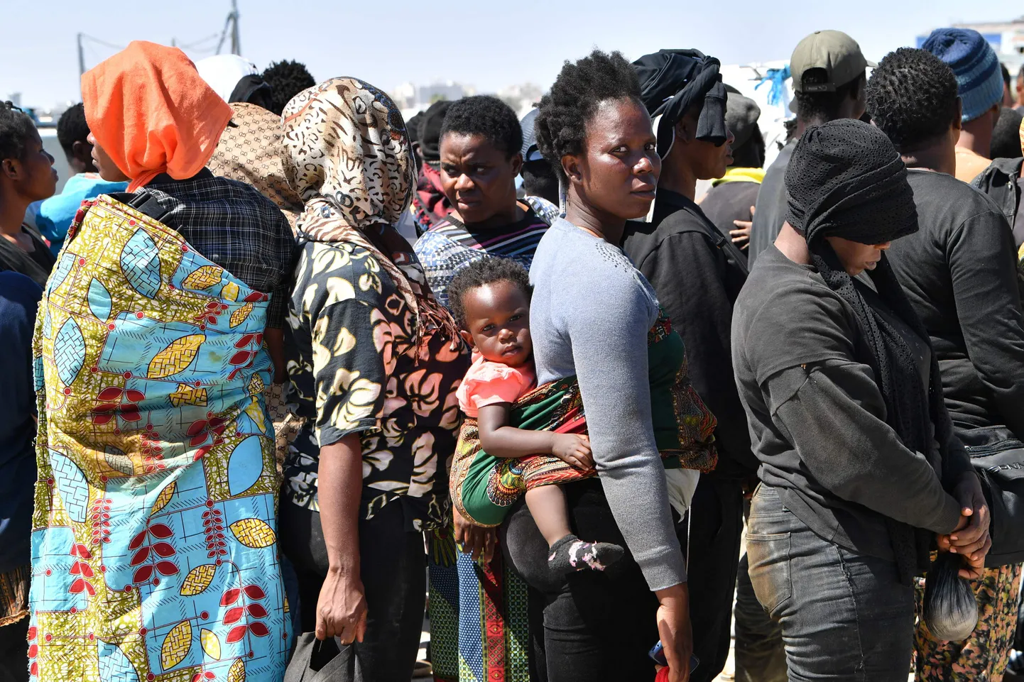 Vahemerelt tabatud Aafrikast pärit migrandid Tuneesias Sfaxi linnas.