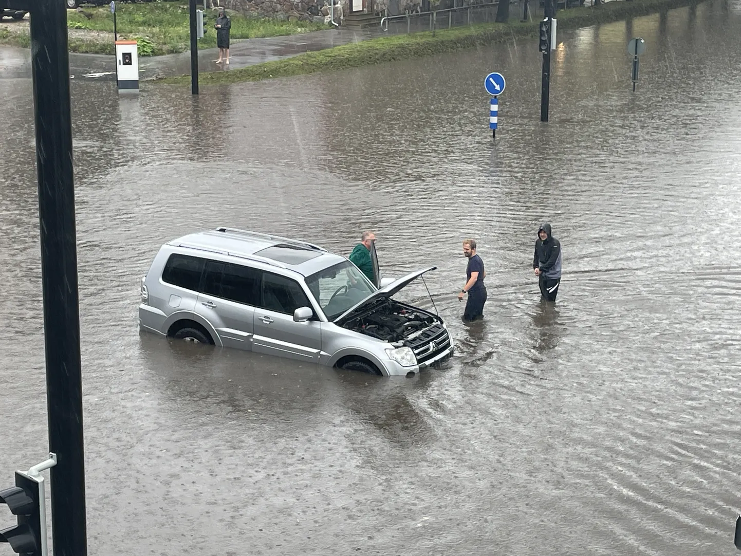 Padusadu ujutas Tartu tänavad üle ja liiklus on häiritud.