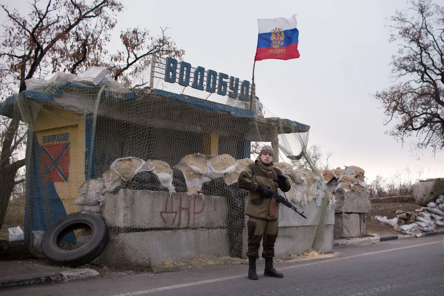 Venemeelne separatist Ida-Donetskis asuvas kontrollpunktis.