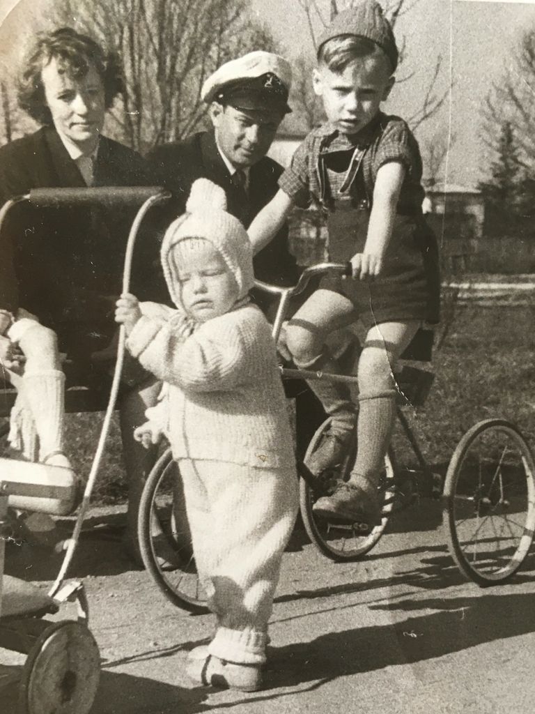 Kalev Vapper ema, isa ja õega Pirital 1950ndate lõpul.