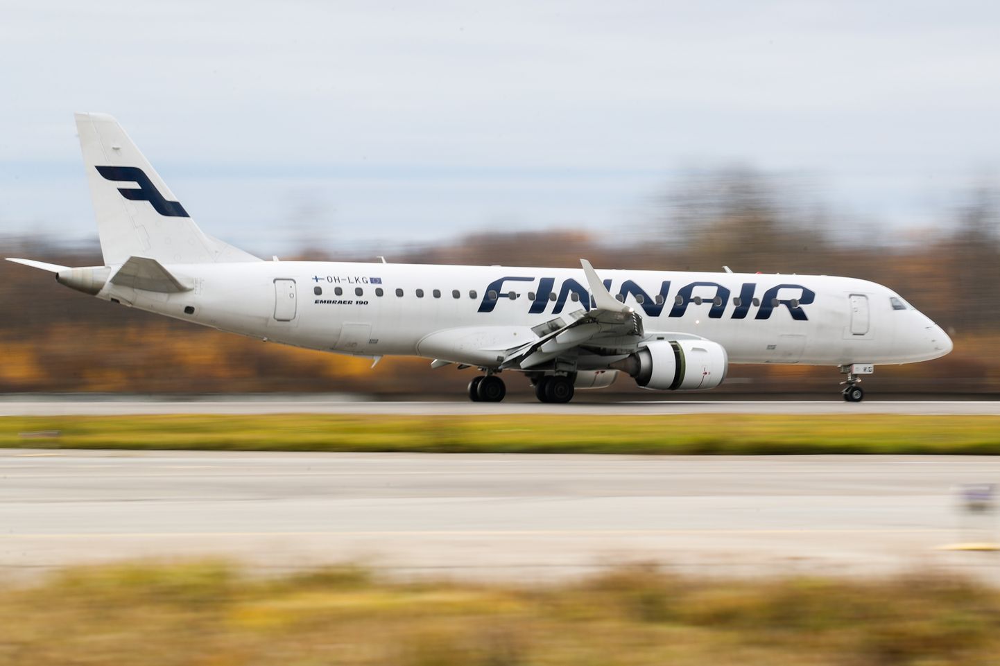 Soome Finnairi lennuk Embraer 190 maandumas Venemaa Peterburi Pulkovo lennujaama lennuväljale