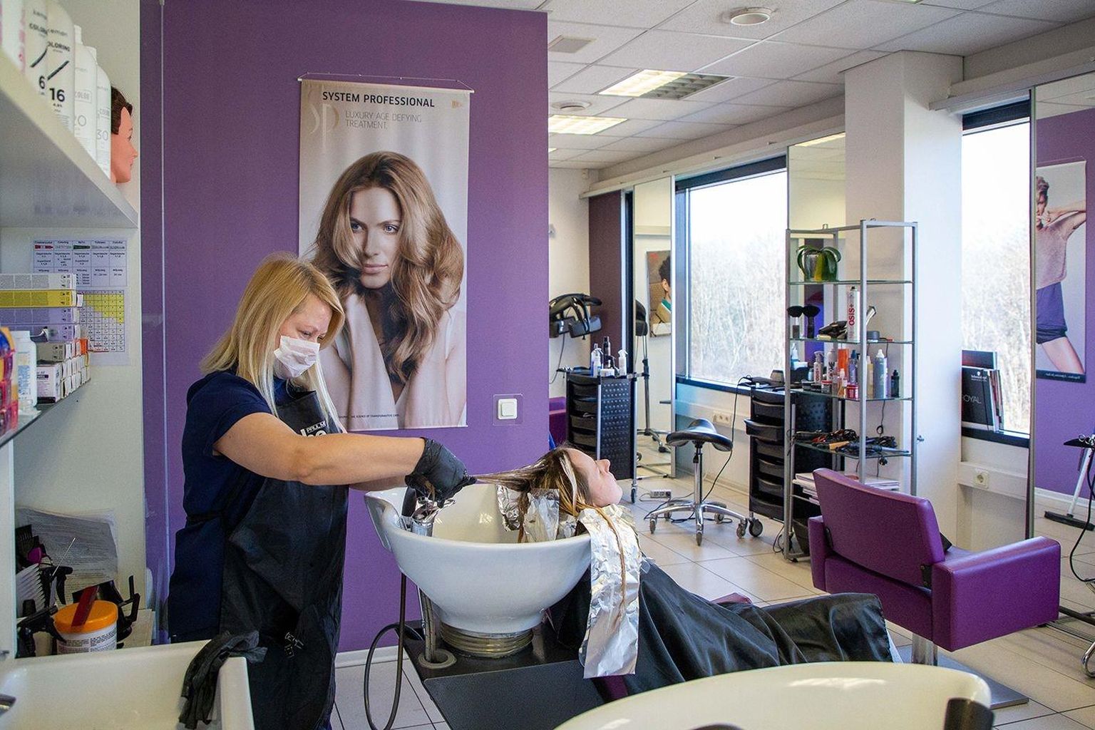 Paide Nofretete ilusalongi juuksur Anžeila Eiche-Vassiljev kaitseb nii ennast kui ka klienti võimaliku nakkuse eest hoolega. Ka inimesed on vastutustundlikud ega tule haigena juuksurisse.