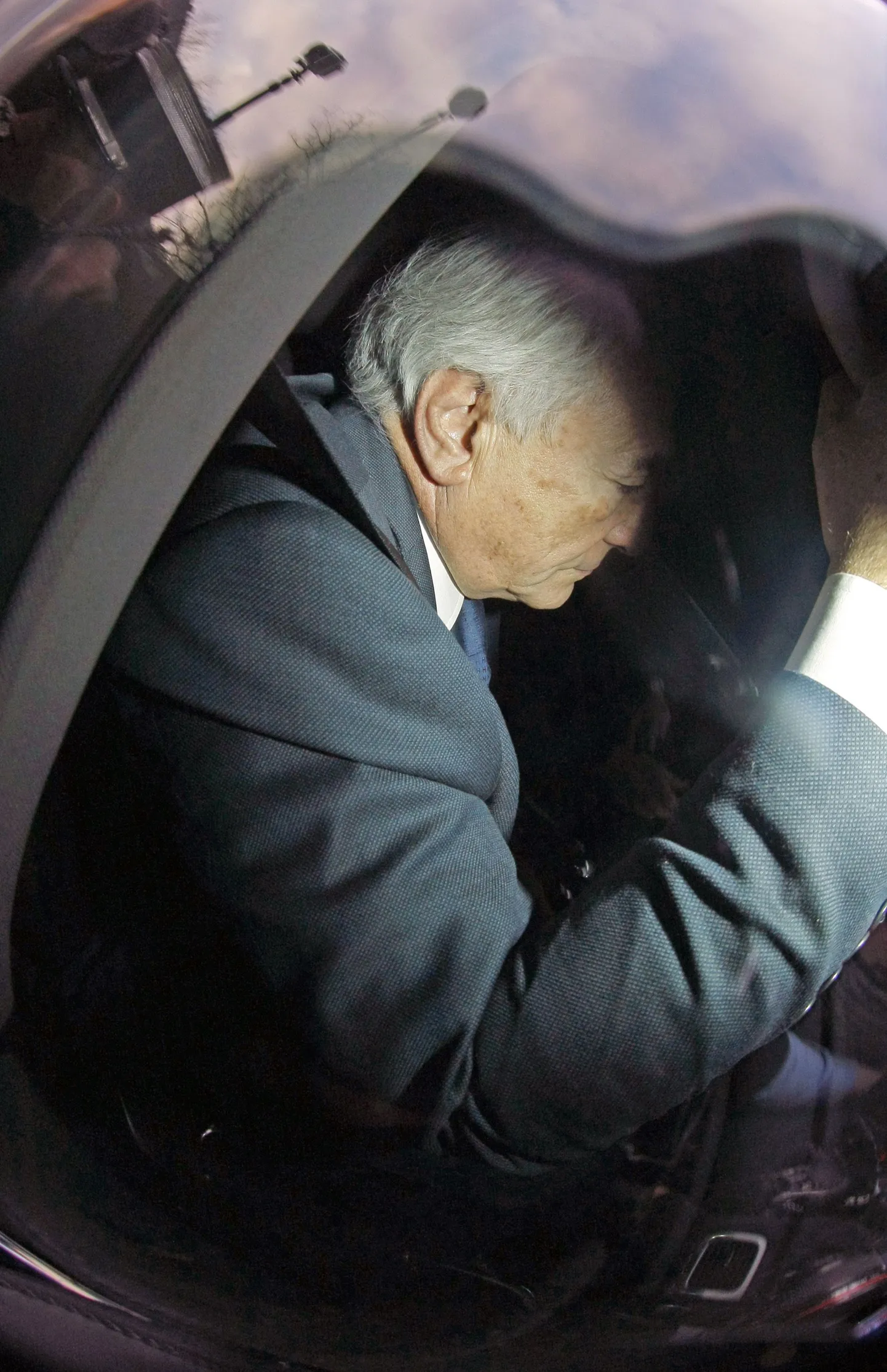 Dominique Strauss-Kahn täna hommikul Lille'i politseijaoskonda saabumas.
