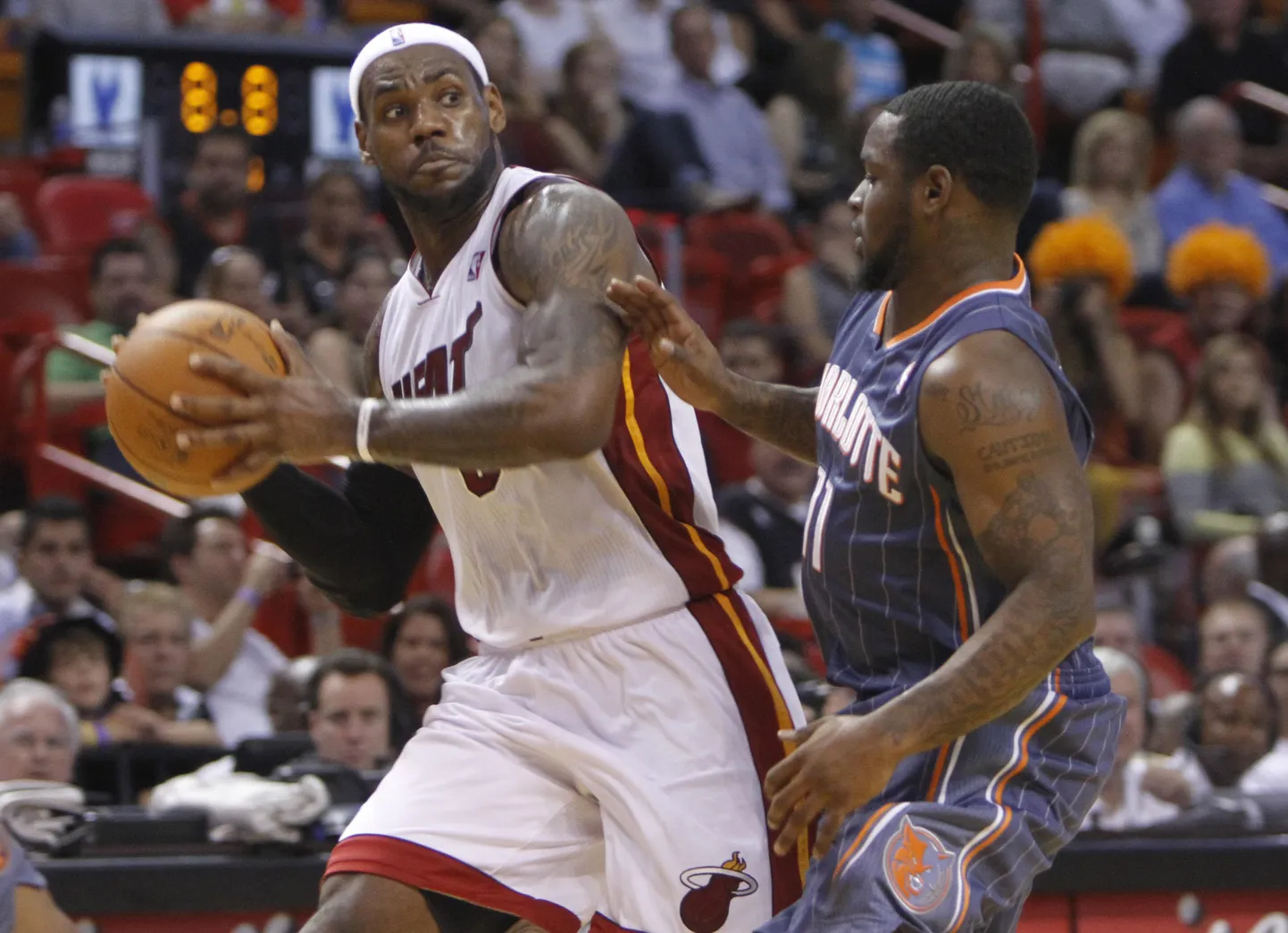 Sherron Collins (paremal) katmas LeBron Jamesi.