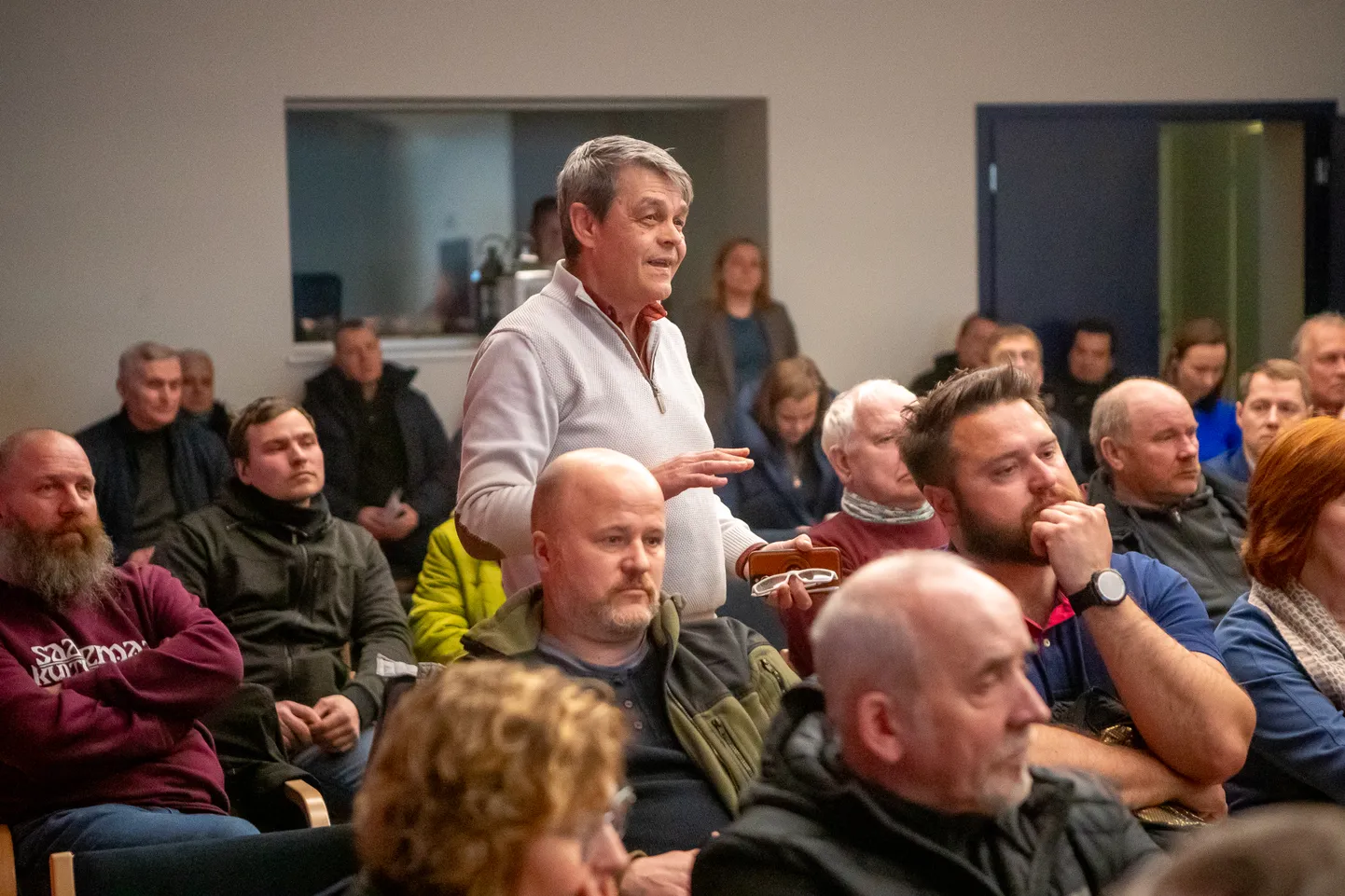 ASTE KOOSOLEKU üks agaramaid küsijaid oli energeetika valdkonda hästi tundev Roland Mere, kes tundis huvi, miks on Saaremaal vaja viis või koguni kümme korda suuremat elektrivõrgu võimsust.