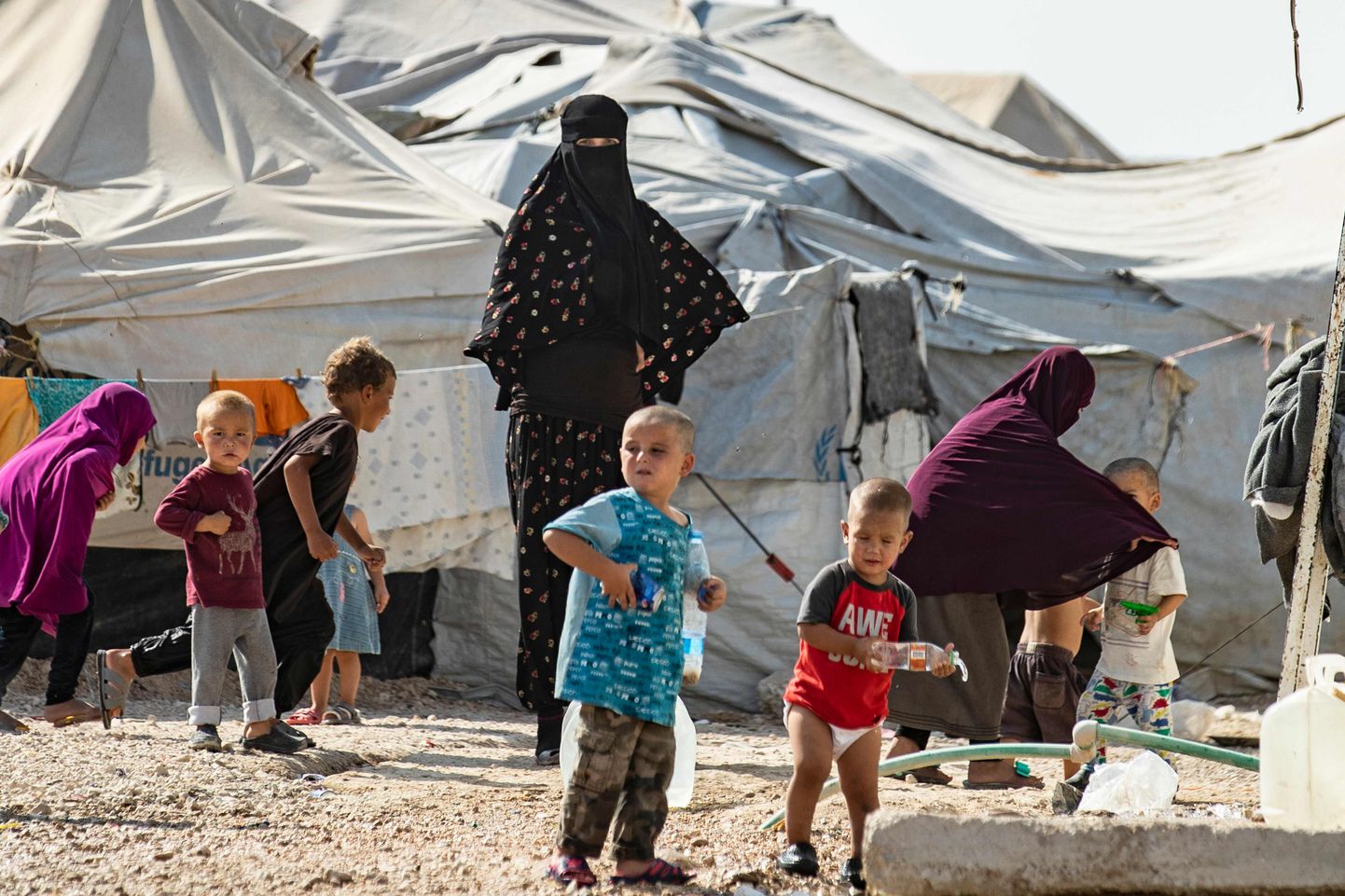 Pühasõdalaste naised ja lapsed Süürias asuvas Al-Holi laagris.