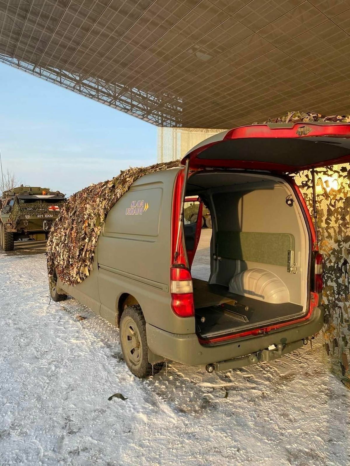 Автомобиль, который под руководством Slava Ukraini был переоборудован в полевую скорую помощь.