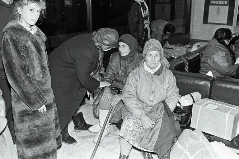 Абхазские беженцы 25 октября 1992 года в аэропорту Таллинна.