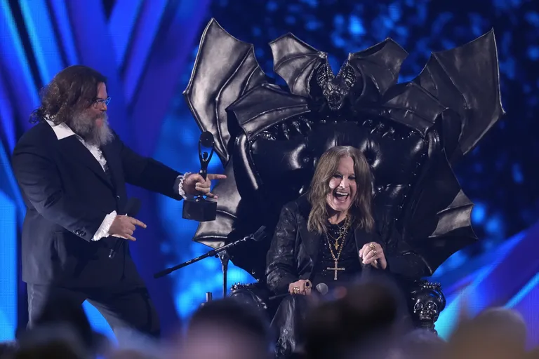 Ozzy Osbourne tänas eriti sügavalt Randy Rhoadesi, 25-aastaselt surnud kitarristi, kes mängis Ozzy esimestel albumitel ning andis pimeduse vürstile vajaliku tõuke soolokarjääri alustamiseks.