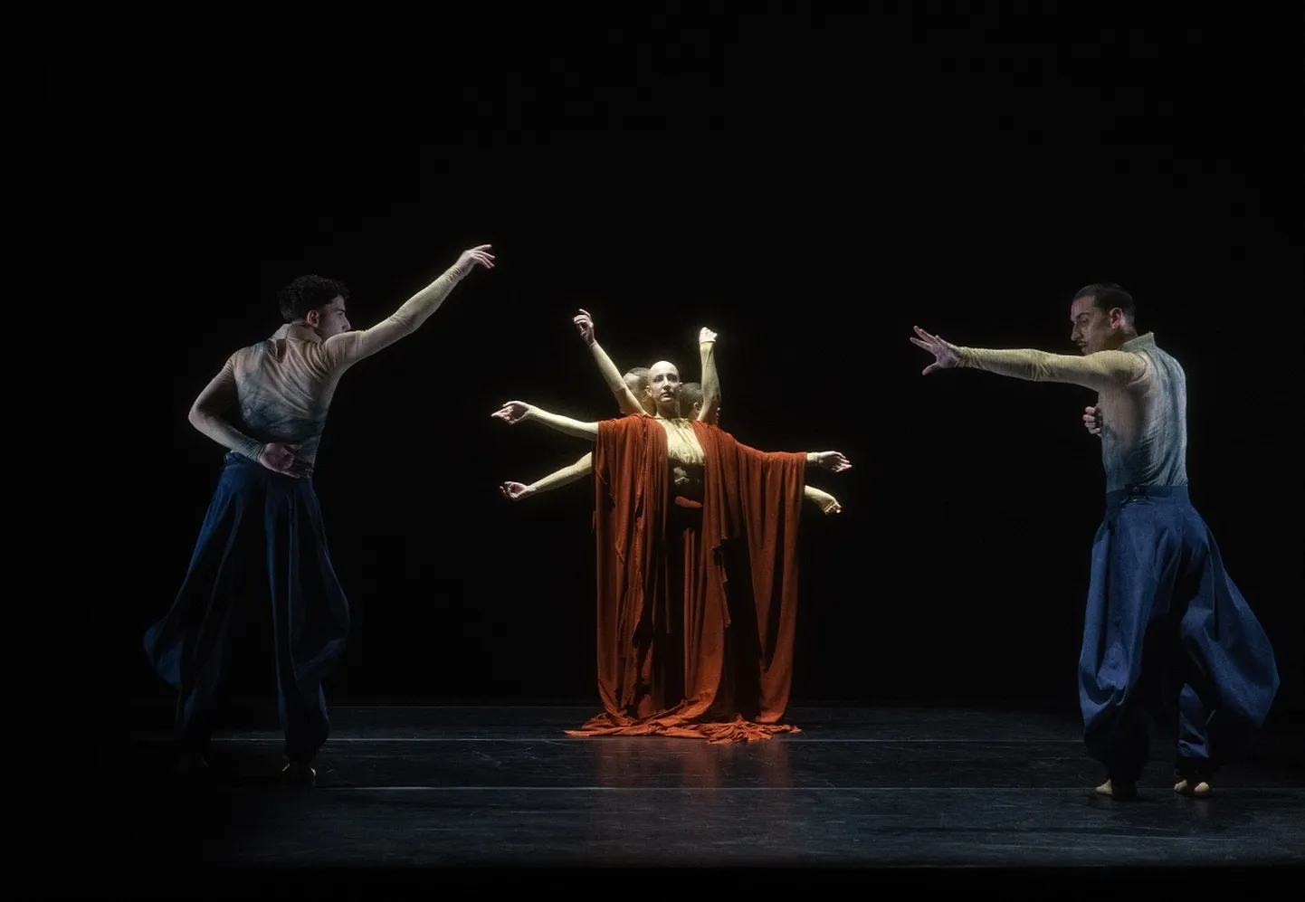 Stseen lavastusest «Dancing Glass».