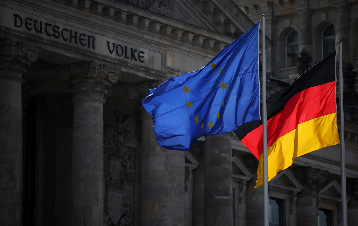 Euroopa Liidu ja Saksamaa lipud lehvimas Bundestagi ees.