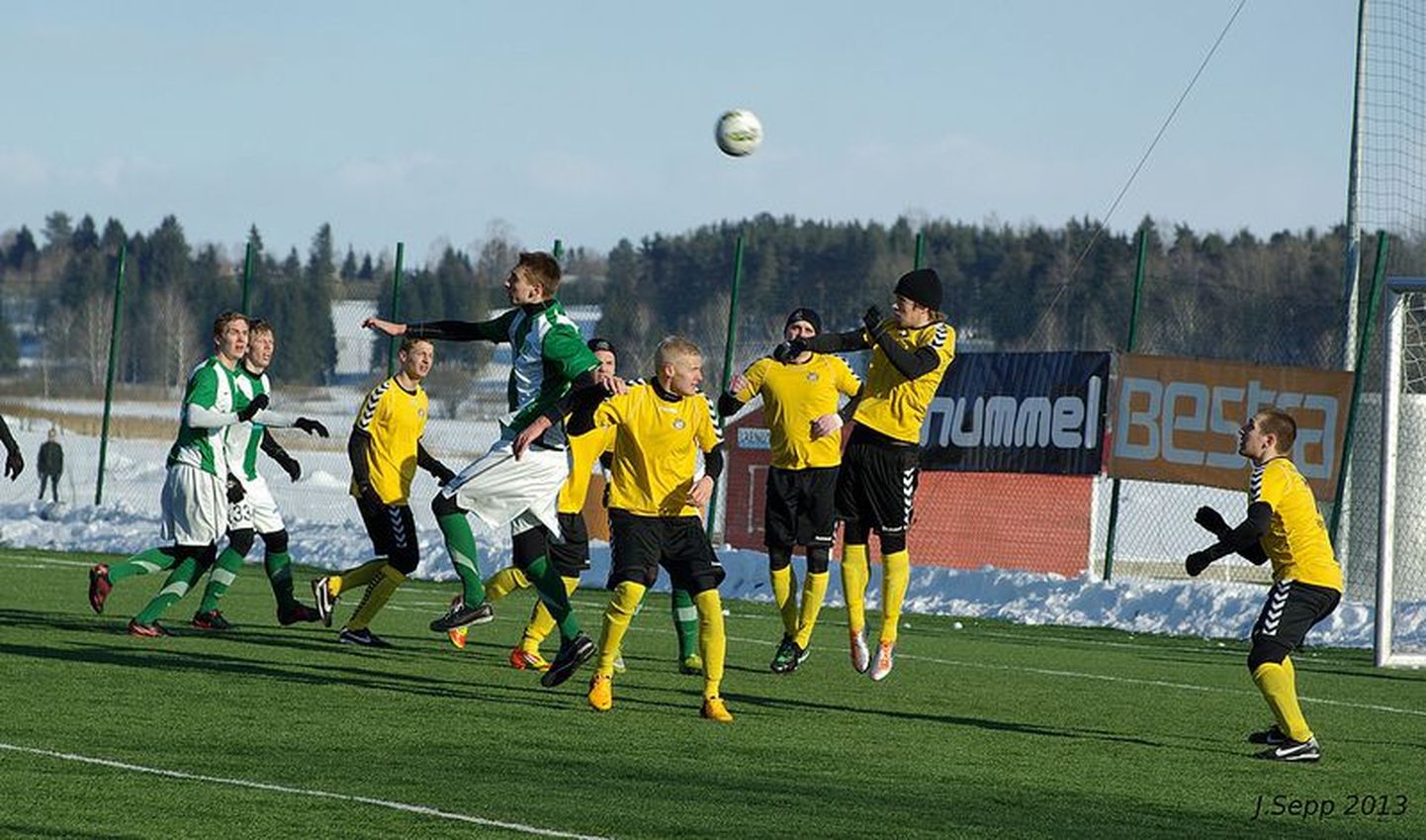 Viljandi Tuleviku jalgpallimeeskond võitis koduväljakul Kiviõli võistkonda 5:1. Pilt on tehtud mängus FC Flora duubelmeeskonna vastu.
