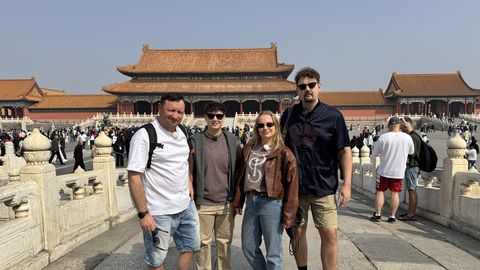 Apmaldīšanās, pazudis koferis un zupa ar gaiļa galvu: ''Četri uz koferiem'' Ķīnā piedzīvo kultūršoku