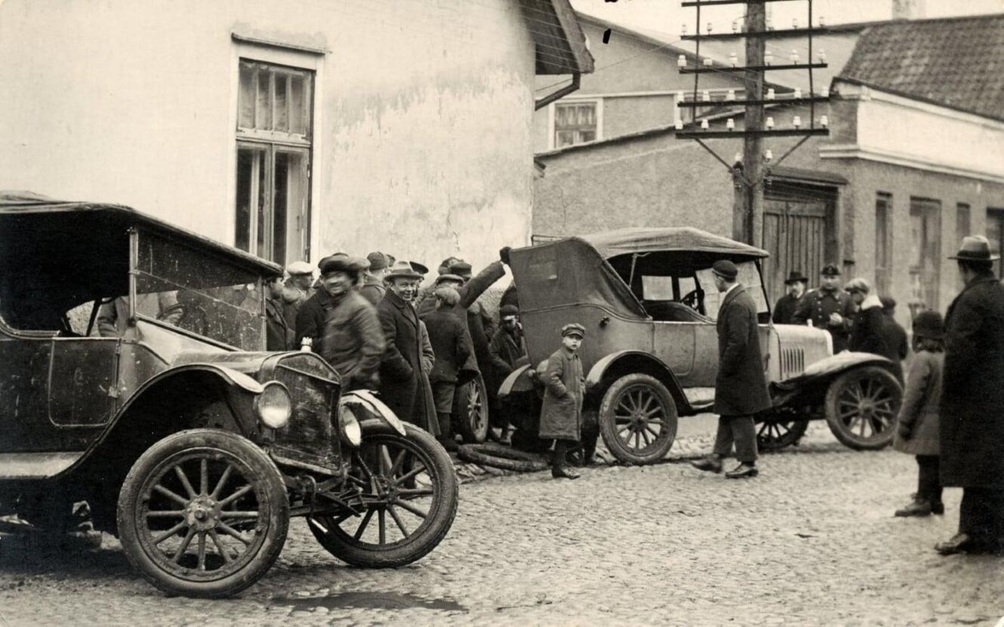 Autoavarii Viljandis Posti tänaval. Foto on tehtud ilmselt aastal 1926.