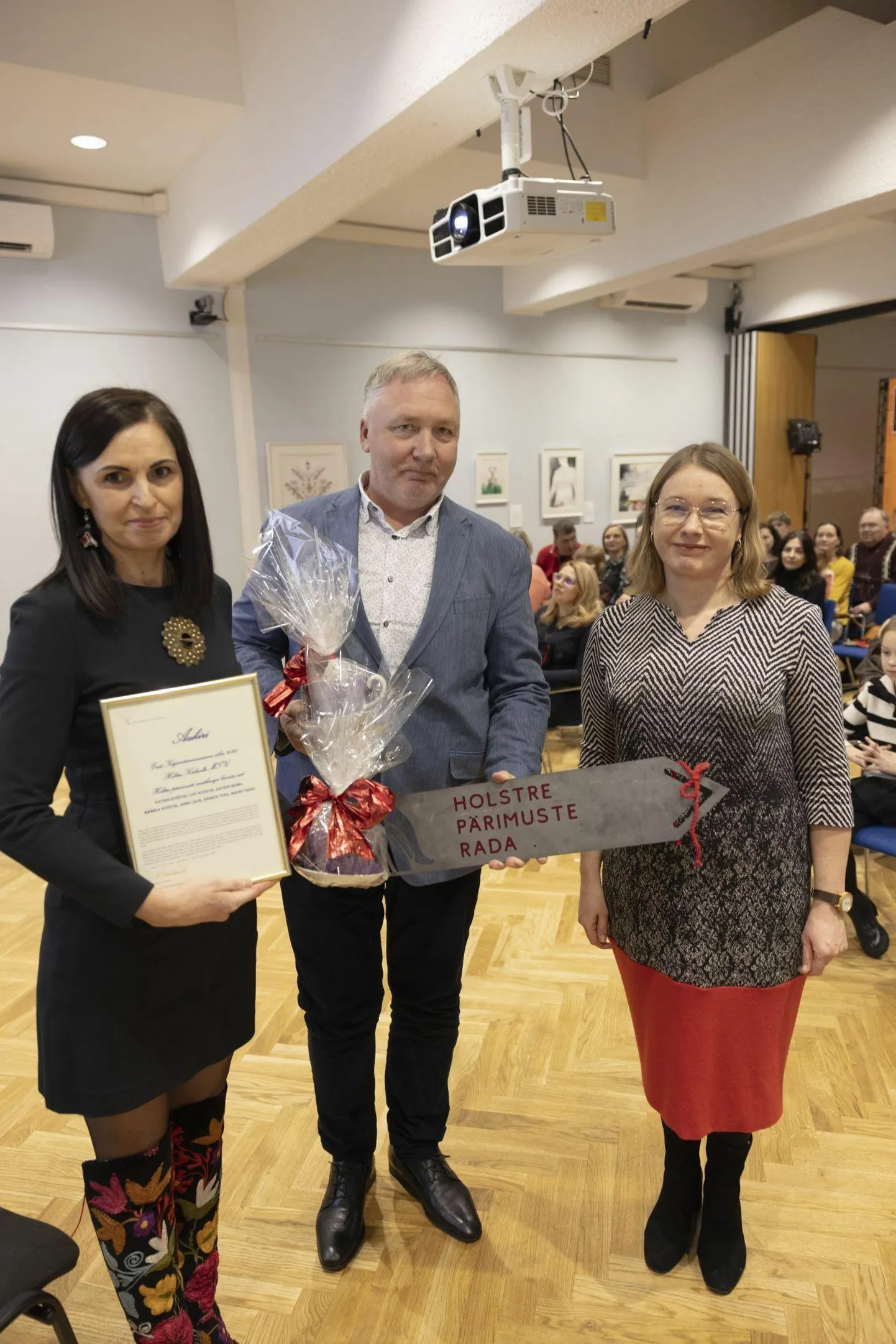 Kirjandusmuuseumi direktor Piret Voolaid (paremal) andis muuseumi sõbra auhinna Holstre külaseltsi esindajatele Katrin ja Loit Kivistikule.