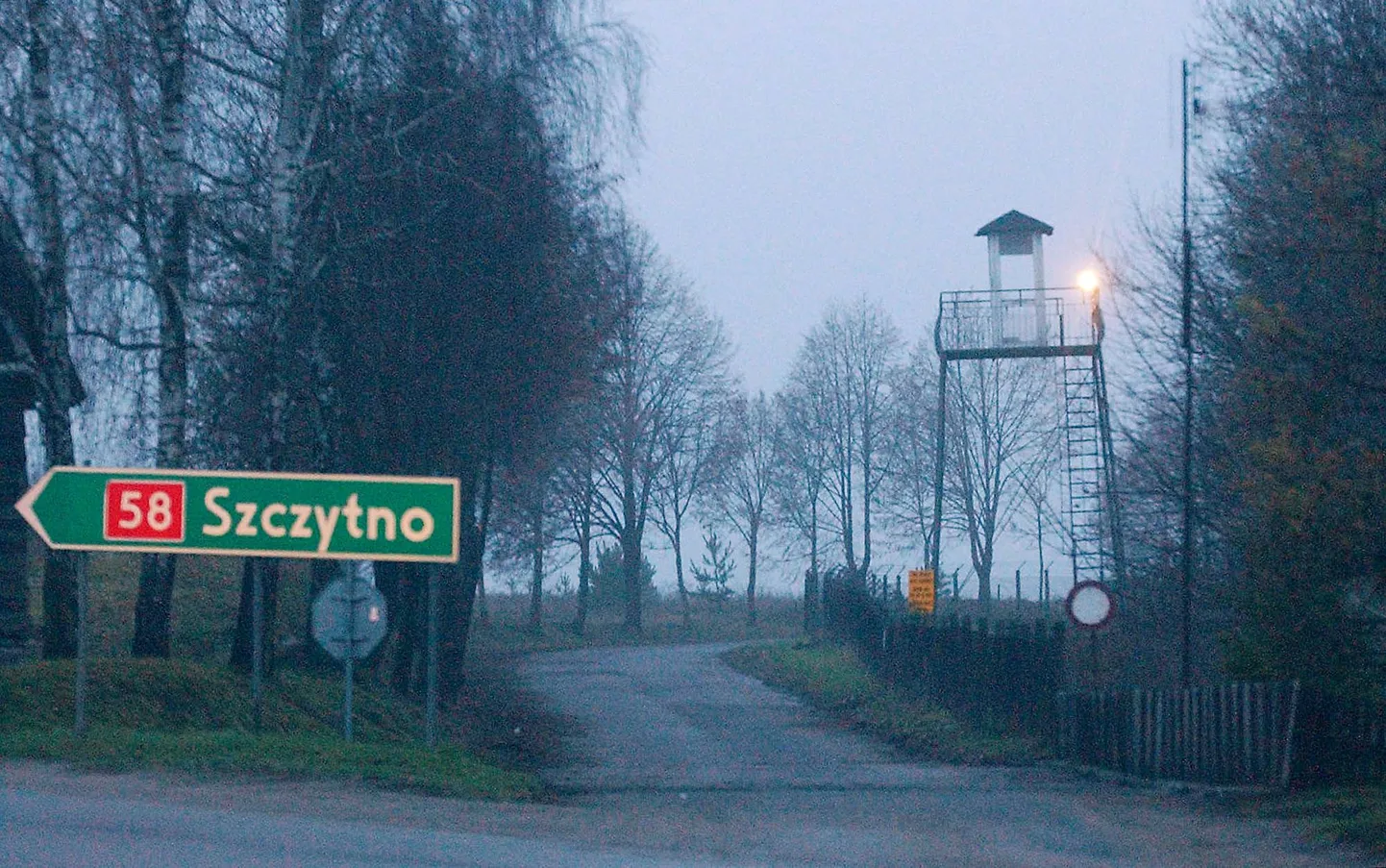 Vaade Stare Kiejkuty luurekooli väravale. Seda peetakse üheks kohaks, kus võis asuda salavangla.