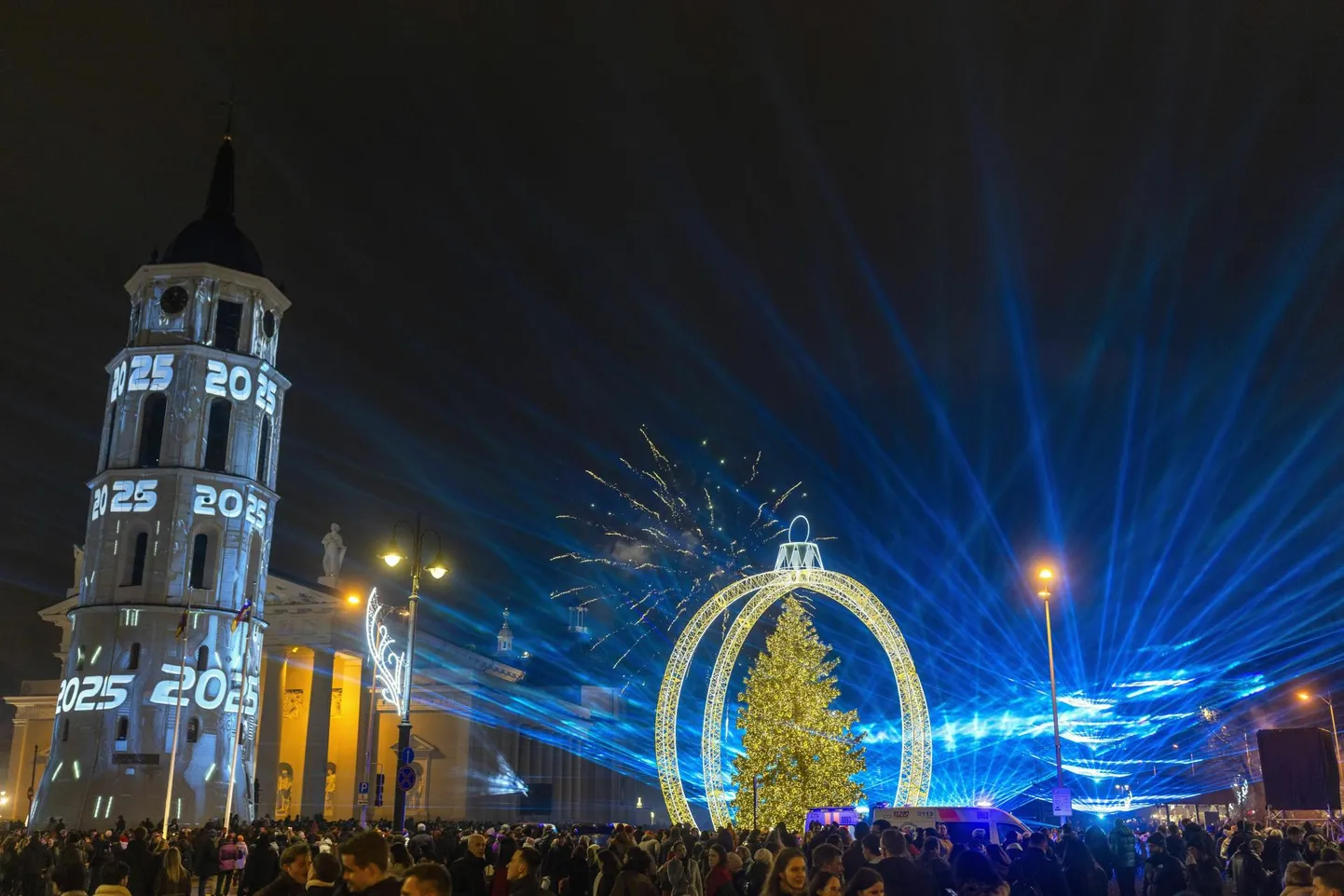 Vilnius on väega paik, millel on uhkust ja oskusi ajutistest laamendvõimuritest üle olla ka allaheidetuna. Tegelikult nad lihtsalt üle elada. Aastavahetuse valgusetendus Vilniuse Katedraali väljakul.