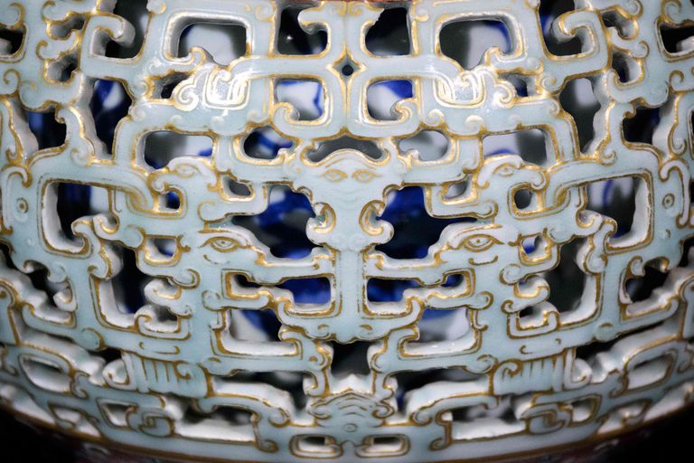 Detail Hiina vaasist, mis Sotheby's oksjonimaja dokumentides kannab nimetust The Harry Garner Reticulated Vase