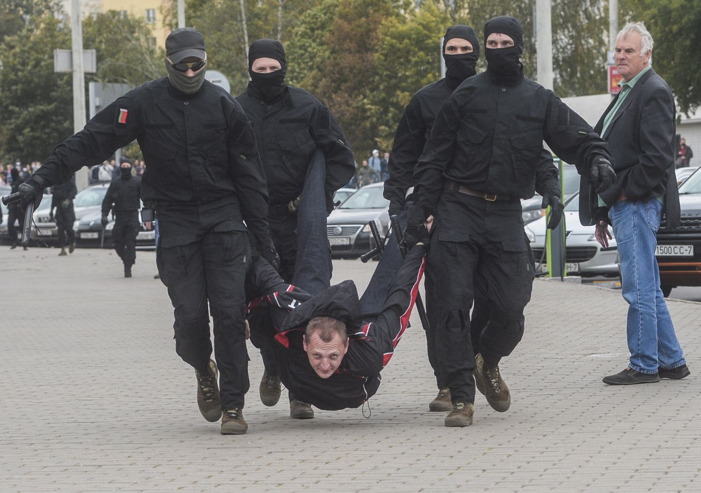 Baltkrievijā aiztur demonstrantu