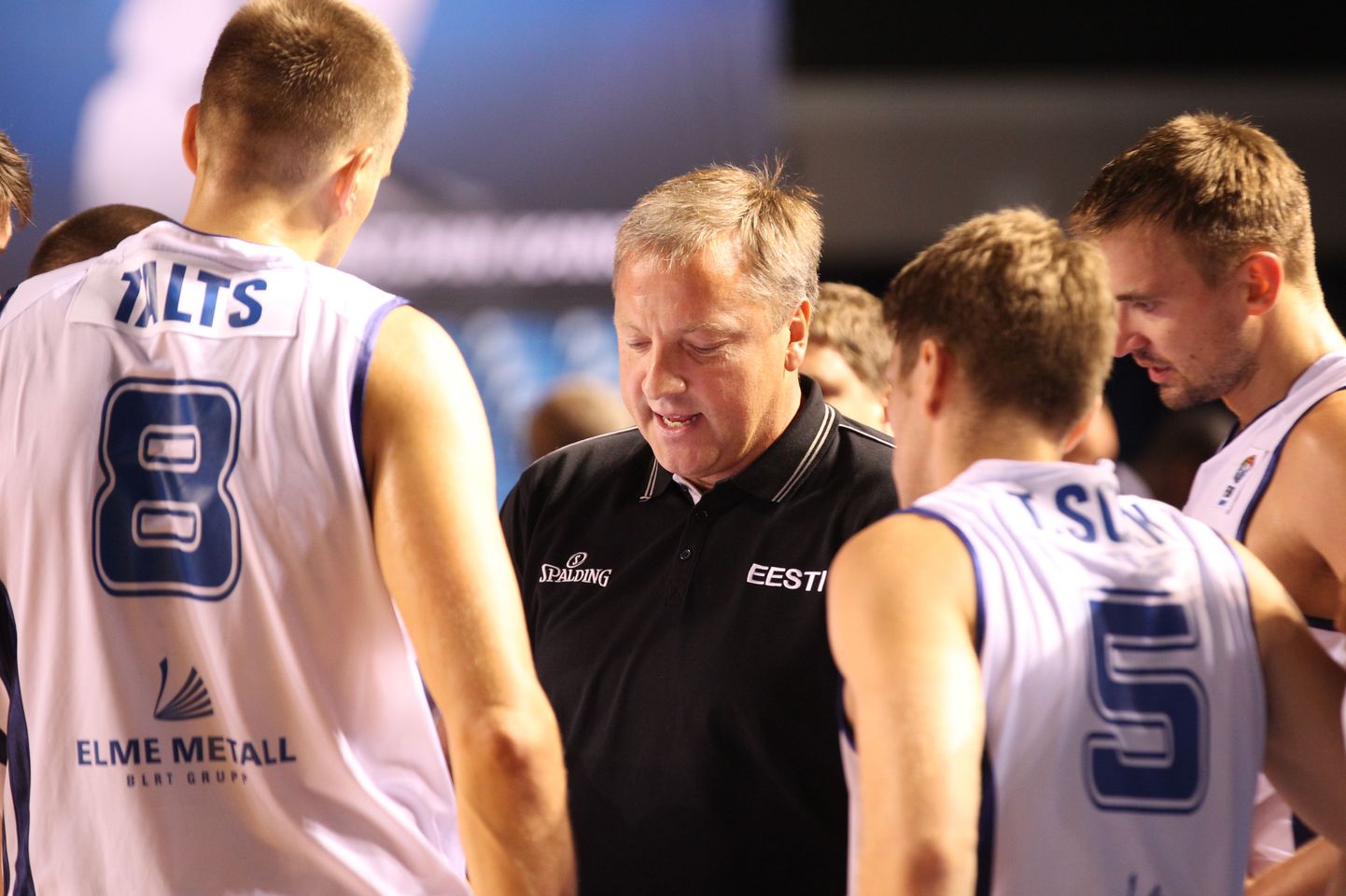 Главный тренер сборной Эстонии Тийт Сокк дает указания своим подопечным. (Архив)