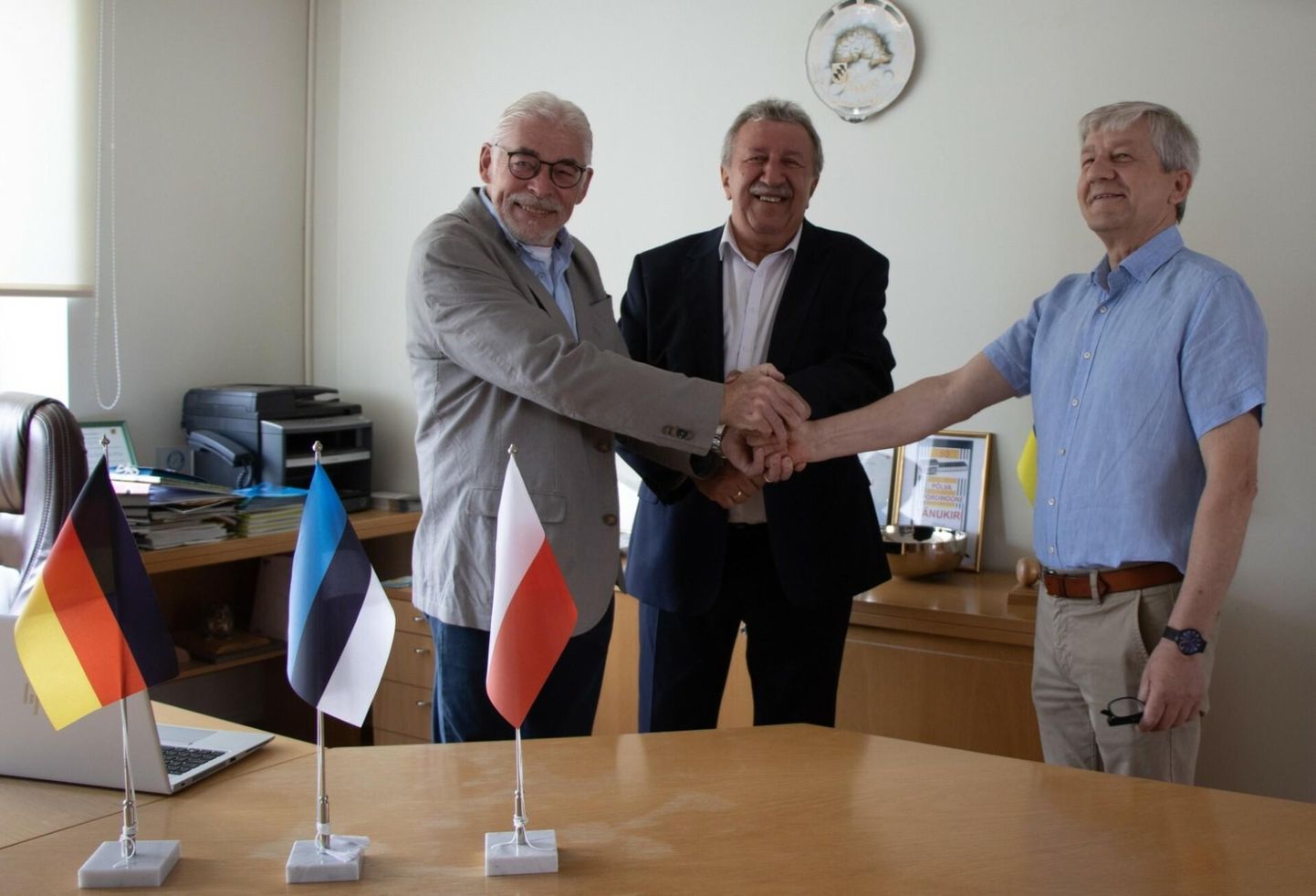 Saksamaa delegatsiooni juht Rüdiger Jankowski (vasakult), Poola delegatsiooni juht Stanisław Cybula ja Põlva vallavolikogu esimees Georg Pelisaar