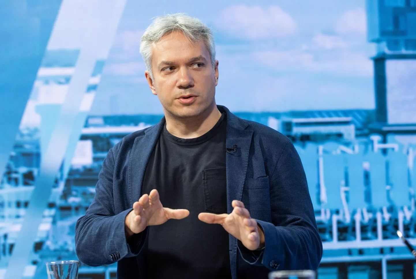 Riigikogu rahanduskomisjoni aseesimees Andrei Korobeinik leiab, et riigieelarve täiendamiseks on tõhusamaid viise kui pensionäridelt või tudengitelt viimase raha äravõtmine või meditsiini kärpimine.