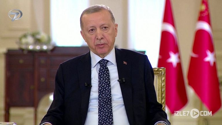 На фото из прямого эфира заметно недомогание Эрдогана