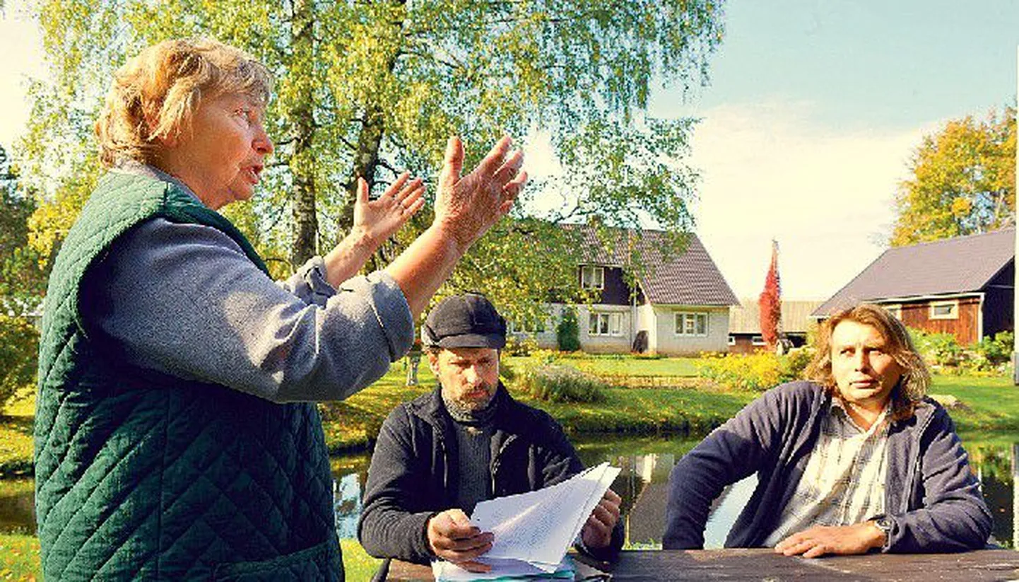 По словам собравшихся во дворе туристического хутора Мильви Альвела (слева), Ааре Вумба и Мати   Альвела, они с пониманием относятся к тому, что военным нужно тренироваться, но люди боятся, что стрельба из тяжелого вооружения окажется слишком громкой.