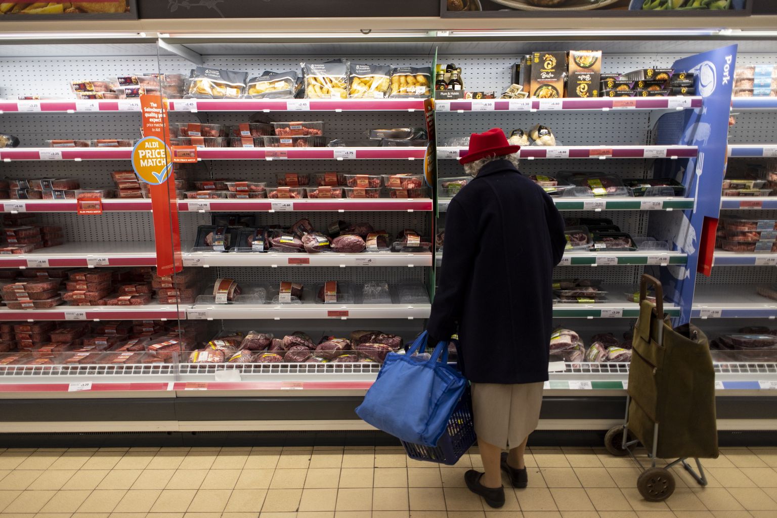 Ka briti tarbijad jälgivad poes tähelepanelikult hindu. Pildil supermarket Sainsbury's Londonis.