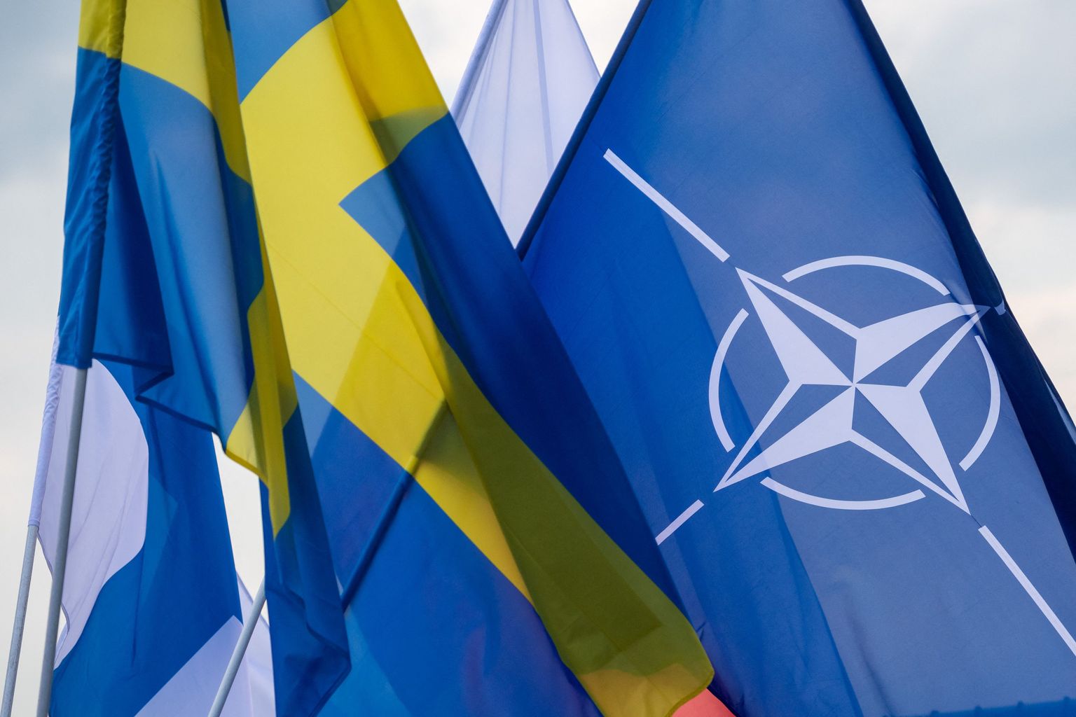 Soome, Rootsi ja NATO lipud.