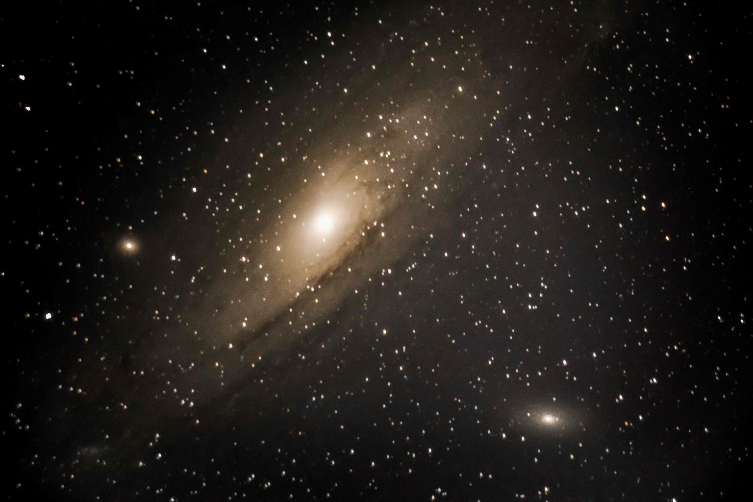 Pika säriajaga võte Andromeda galaktikast möödunud aasta detsembris