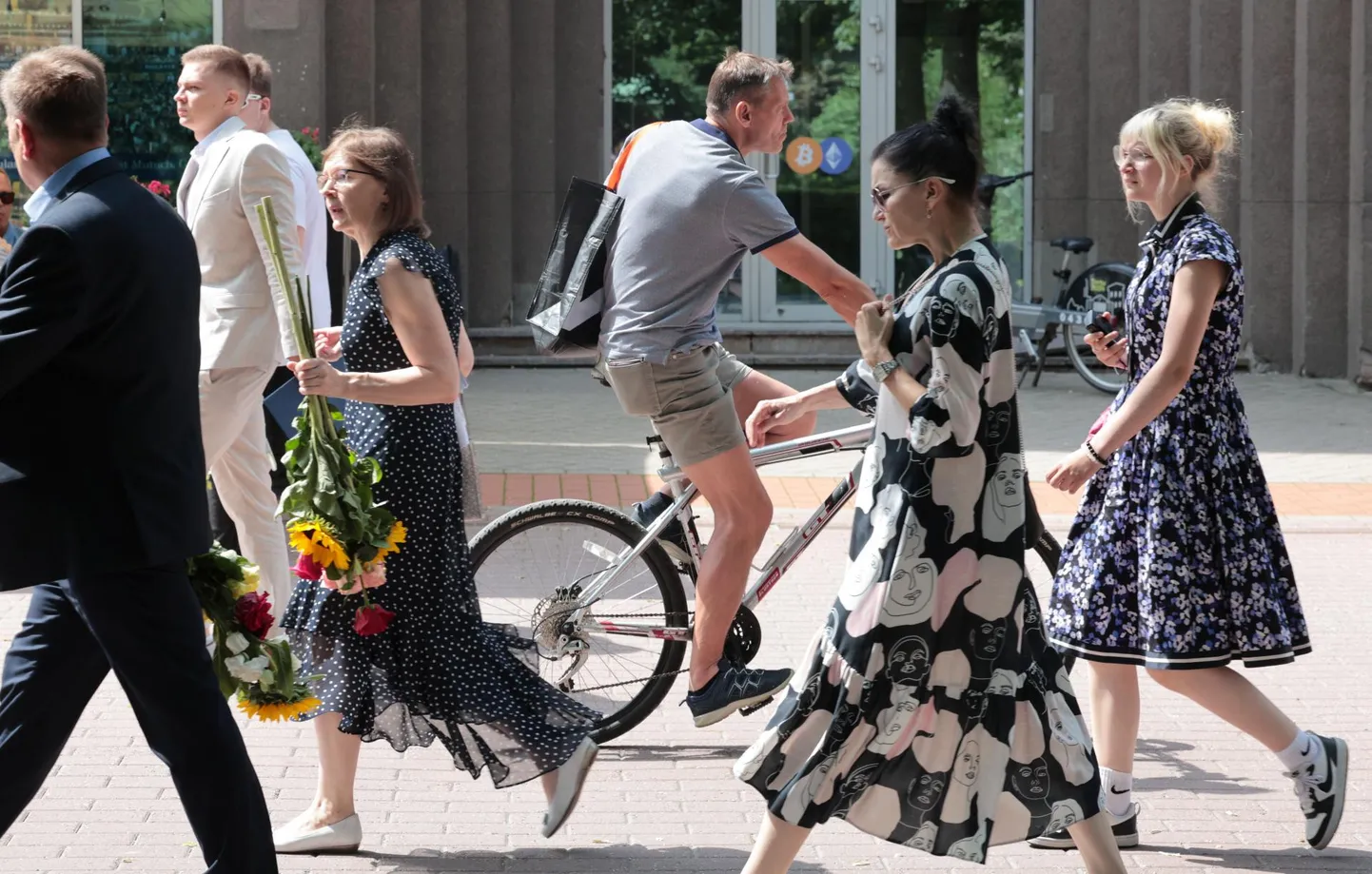 Eile avanes Küüni tänaval tavaline pilt, ikka jalakäijad ja ratturid koos.