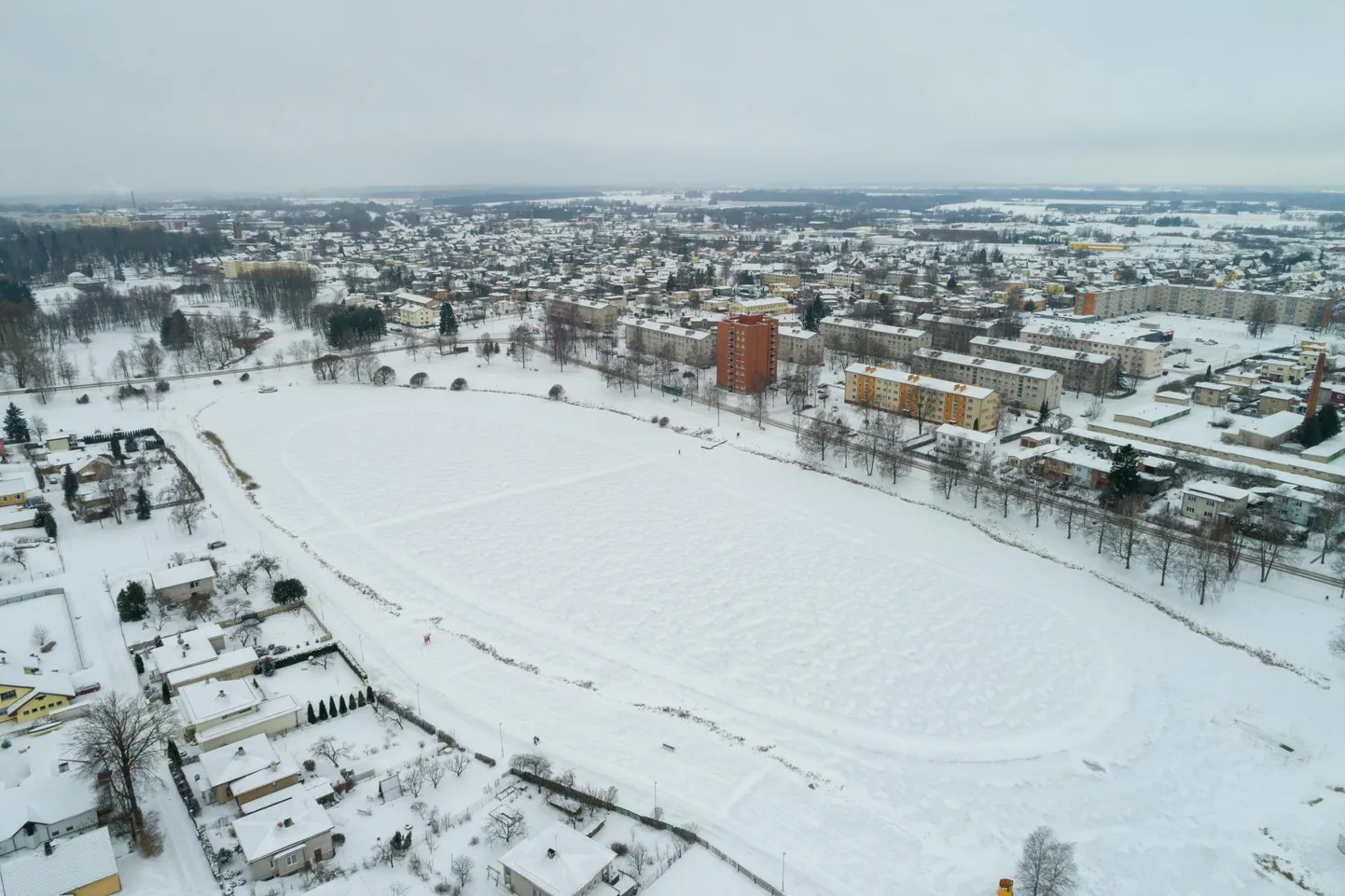 Paala järvel võib veel aimata endise uisuraja kontuure. Et see jälle uisusõbralikuks muutuks, on esmalt vaja kastmist või sulailma.