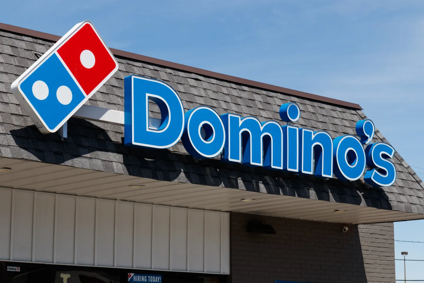 Вывеска Domino's Pizza