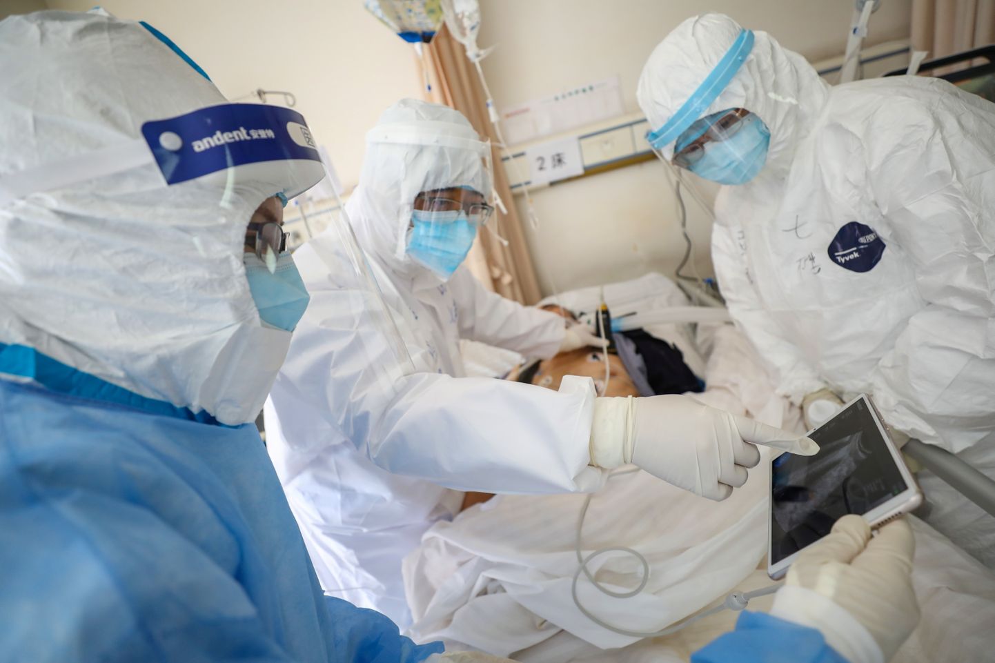 Arstid tegelemas Hiina Wuhani Punase Risti haiglas uue koroonaviiruse nakkuse saanud patsiendiga